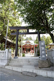 写真: 諏訪神社の鳥居