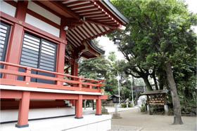 写真: 諏訪神社の拝殿側面